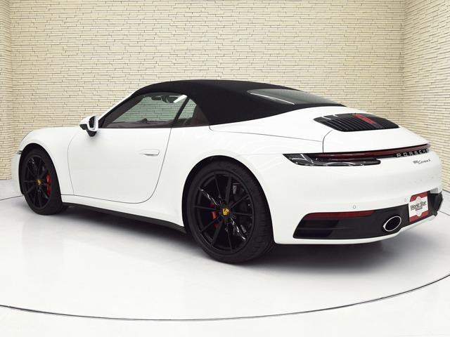 ９１１ ９１１カレラＳ　カブリオレ　ＯＰ３４１　スポーツクロノＰＫＧ　スポーツエグゾーストシステム　ＰＤＬＳ＋　ボルドーレッドレザーインテリア　リアアクスルステアリング　ＡＣＣ　Ｆ２０Ｒ２１ｉｎＡＷ　パワステ＋　ブラック塗装ホイール（2枚目）