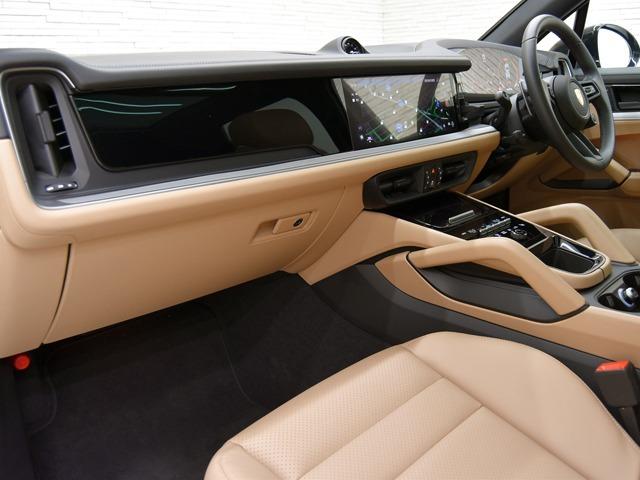 カイエン ベースグレード　エアサス　スポーツクロノＰＫＧ　ＯＰ２５３　ブラック／ベージュスムースレザー　２１ｉｎＡＷ　パノラマＳＲ　ＢＯＳＥ　アクティブレーンキープ　前後ポルシェクレストエンボスヘッドレスト　ＰｏｒｓｃｈｅドアＬＥＤカーテシライト　ＡＣＣ（8枚目）