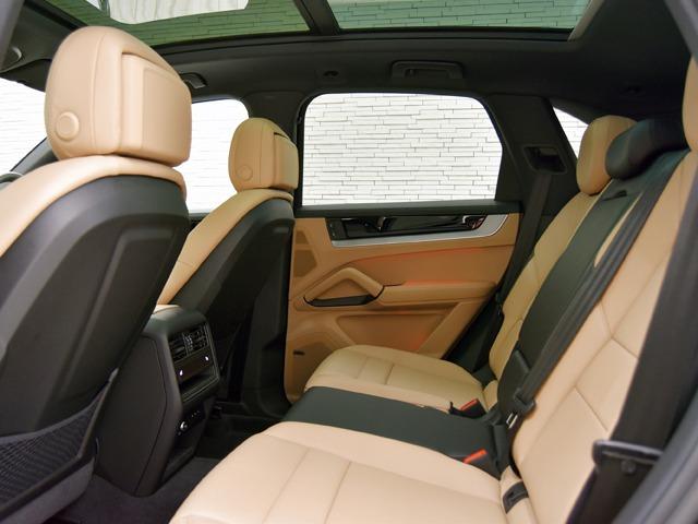 カイエン ベースグレード　エアサス　スポーツクロノＰＫＧ　ＯＰ２５３　ブラック／ベージュスムースレザー　２１ｉｎＡＷ　パノラマＳＲ　ＢＯＳＥ　アクティブレーンキープ　前後ポルシェクレストエンボスヘッドレスト　ＰｏｒｓｃｈｅドアＬＥＤカーテシライト　ＡＣＣ（12枚目）