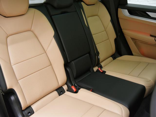 カイエン ベースグレード　エアサス　スポーツクロノＰＫＧ　ＯＰ２５３　ブラック／ベージュスムースレザー　２１ｉｎＡＷ　パノラマＳＲ　ＢＯＳＥ　アクティブレーンキープ　前後ポルシェクレストエンボスヘッドレスト　ＰｏｒｓｃｈｅドアＬＥＤカーテシライト　ＡＣＣ（26枚目）