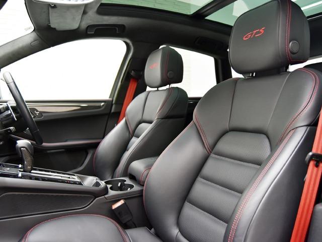 マカン マカンGTS スポーツクロノPKG OP278 GTSインテリアPKGカーマインレッド パノラマSR 18wayスポーツシート BOSE カーボンインテリアPKG レーンキープ カーボンPDKレバー PDLS+ 21inAW FシートH(9枚目)