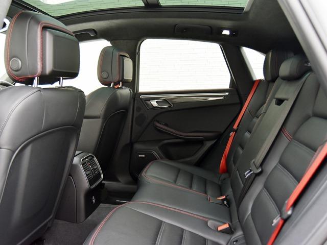マカン マカンGTS スポーツクロノPKG OP278 GTSインテリアPKGカーマインレッド パノラマSR 18wayスポーツシート BOSE カーボンインテリアPKG レーンキープ カーボンPDKレバー PDLS+ 21inAW FシートH(13枚目)