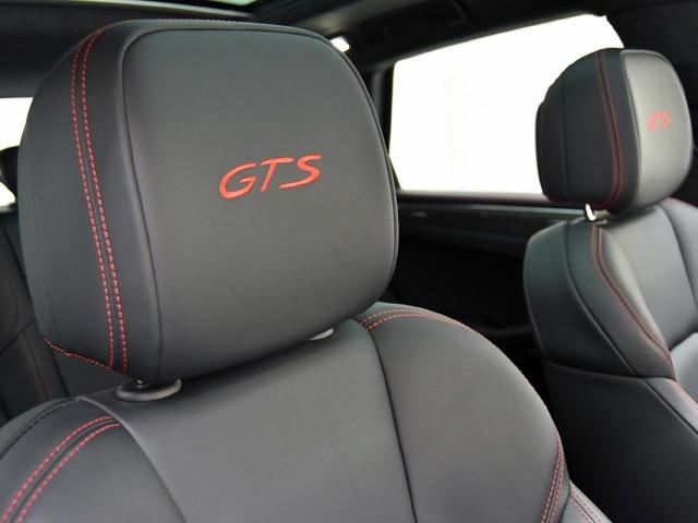 マカン マカンGTS スポーツクロノPKG OP278 GTSインテリアPKGカーマインレッド パノラマSR 18wayスポーツシート BOSE カーボンインテリアPKG レーンキープ カーボンPDKレバー PDLS+ 21inAW FシートH(26枚目)