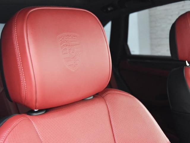 マカン マカンS スポーツクロノPKG OP336 エクステンデッドレザーPKGブラック/ボルドーレッド PSCB+ホワイトキャリパー エクステリアPKG カーボンインテリアPKG パノラマSR 前後シートH Fベンチレーター PDLS+(16枚目)