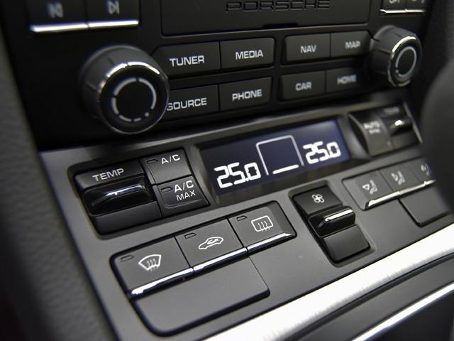 ９１１ ９１１ＧＴ３　スポーツクロノＰＫＧ　ＯＰ４２０　ＰＣＣＢ＋イエローキャリパー　フルバケットシート　Ｆアクスルリフトシステム　ＰＤＬＳ＋　リバーシングカメラ　カラーメーターホワイト　２０ｉｎＡＷ　自動防眩ドアミラー　プライバシーガラス（22枚目）