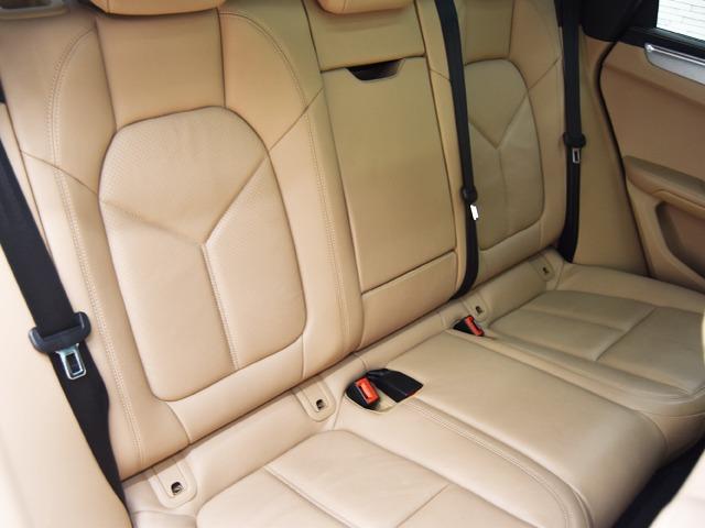 マカン マカンＧＴＳ　スポーツクロノＰＫＧ　ＯＰ２１３　ブラック／ベージュエクステンデッドレザーＰＫＧ　パノラマＳＲ　ＢＯＳＥ　１４ｗａｙ電動コンフォートシートメモリーＰＫＧ　Ｆベンチレーター　ＰＤＬＳ＋　ストレージＰＫＧ　スポーツエグゾースト（14枚目）