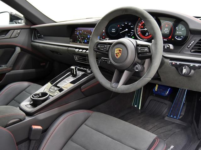 ９１１ ９１１カレラ４ＧＴＳ　スポーツクロノＰＫＧ　ＯＰ４０９　２０２３ｙモデル　ＧＴＳインテリアＰＫＧカーマインレッド　マットカーボンインテリアＰＫＧ　エクステリアＰＫＧハイグロスブラック　Ｆアクスルリフトシステム　ガラスＳＲ　ＡＣＣ　ＢＯＳＥ　禁煙（25枚目）