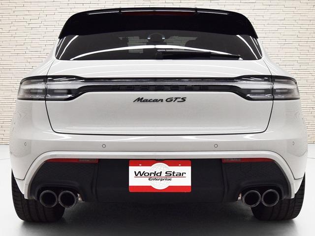 マカン マカンＧＴＳ　スポーツクロノＰＫＧ　ＯＰ１３１　２０２４ｙモデル　ＧＴＳインテリアＰＫＧカーマインレッド　パノラマＳＲ　ＰＤＬＳ＋　スポーツエグゾースト　プライバシーガラス　ＦシートＨ　ＡＣＣ　レーンディパーチャーウォーニング　禁煙（4枚目）