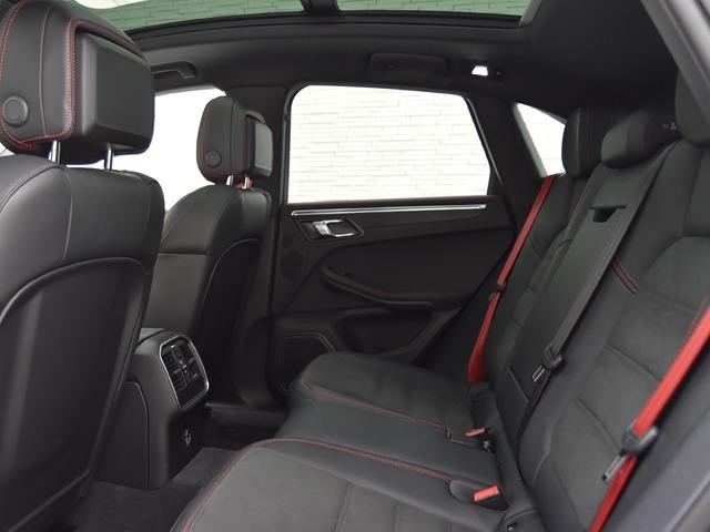 マカン マカンＧＴＳ　スポーツクロノＰＫＧ　ＯＰ１３１　２０２４ｙモデル　ＧＴＳインテリアＰＫＧカーマインレッド　パノラマＳＲ　ＰＤＬＳ＋　スポーツエグゾースト　プライバシーガラス　ＦシートＨ　ＡＣＣ　レーンディパーチャーウォーニング　禁煙（13枚目）