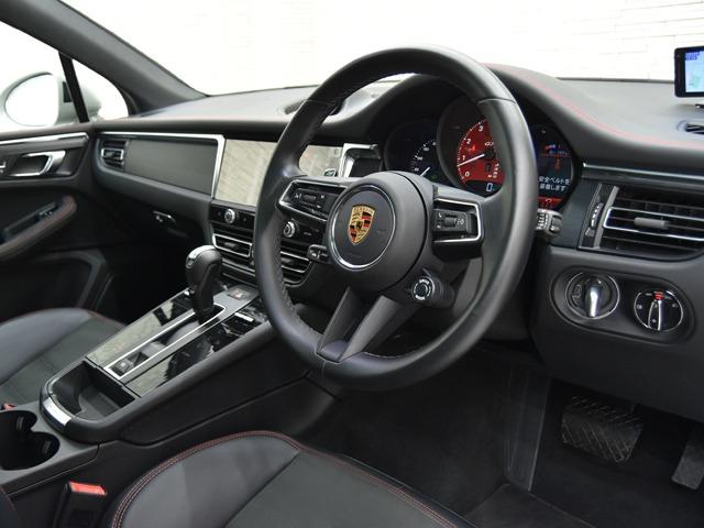 マカン マカンＧＴＳ　スポーツクロノＰＫＧ　ＯＰ１３１　２０２４ｙモデル　ＧＴＳインテリアＰＫＧカーマインレッド　パノラマＳＲ　ＰＤＬＳ＋　スポーツエグゾースト　プライバシーガラス　ＦシートＨ　ＡＣＣ　レーンディパーチャーウォーニング　禁煙（24枚目）