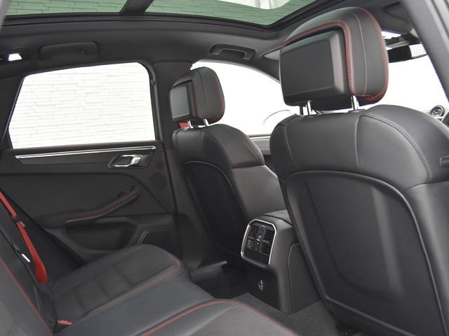 マカン マカンＧＴＳ　スポーツクロノＰＫＧ　ＯＰ１３１　２０２４ｙモデル　ＧＴＳインテリアＰＫＧカーマインレッド　パノラマＳＲ　ＰＤＬＳ＋　スポーツエグゾースト　プライバシーガラス　ＦシートＨ　ＡＣＣ　レーンディパーチャーウォーニング　禁煙（26枚目）