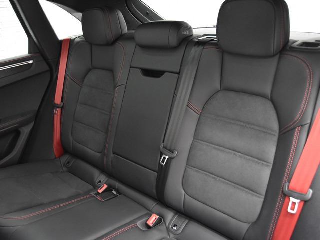 マカン マカンＧＴＳ　スポーツクロノＰＫＧ　ＯＰ１３１　２０２４ｙモデル　ＧＴＳインテリアＰＫＧカーマインレッド　パノラマＳＲ　ＰＤＬＳ＋　スポーツエグゾースト　プライバシーガラス　ＦシートＨ　ＡＣＣ　レーンディパーチャーウォーニング　禁煙（27枚目）