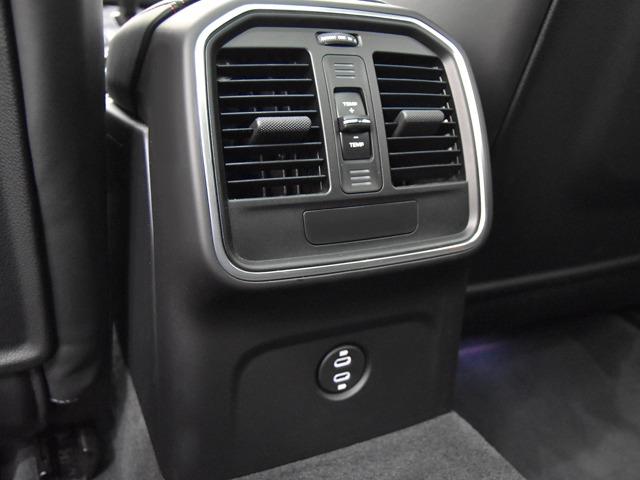 マカン マカンＧＴＳ　スポーツクロノＰＫＧ　ＯＰ１３１　２０２４ｙモデル　ＧＴＳインテリアＰＫＧカーマインレッド　パノラマＳＲ　ＰＤＬＳ＋　スポーツエグゾースト　プライバシーガラス　ＦシートＨ　ＡＣＣ　レーンディパーチャーウォーニング　禁煙（28枚目）