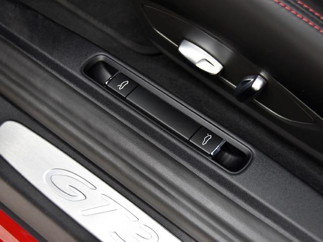 911 911GT3 スポーツクロノPKG OP530 PCCB+イエローキャリパー 黒革 PDLS+ Fリフト BOSE ブラック塗装AWシルクグロス カーボンインテリアPKG リバーシングカメラ プライバシーガラス スポーツエグゾースト(29枚目)