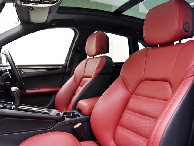 マカン マカンT スポーツクロノPKG 2024yモデル パノラマSR 21inAW LEDテールライトティンテッド ブラック/ボルドーレッドレザーPKG カラークレストホイールセンターキャップ ACC プライバシーガラス レーンチェンジ(7枚目)