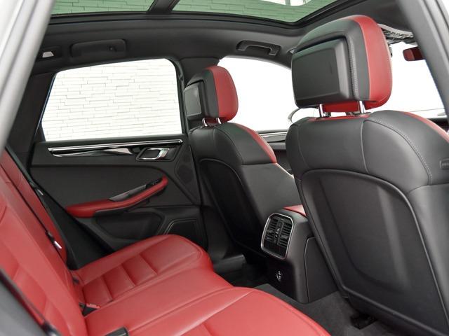 マカン マカンT スポーツクロノPKG 2024yモデル パノラマSR 21inAW LEDテールライトティンテッド ブラック/ボルドーレッドレザーPKG カラークレストホイールセンターキャップ ACC プライバシーガラス レーンチェンジ(15枚目)