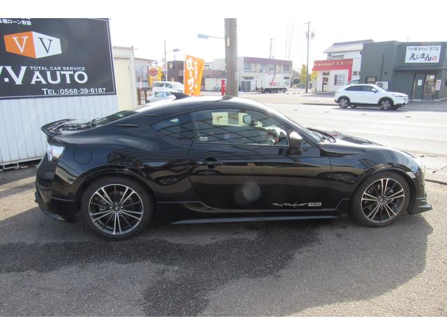 ８６ ＧＴ　クラッチ交換済み／ＴＲＤフルエアロ／フェンダーエクステンションン／トランクスポイラー／エアロスタビライジンカバー／ドアスタビライザー／カラーフェンダーフィン／ハイレスポンスマフラー／クイックシフト（10枚目）