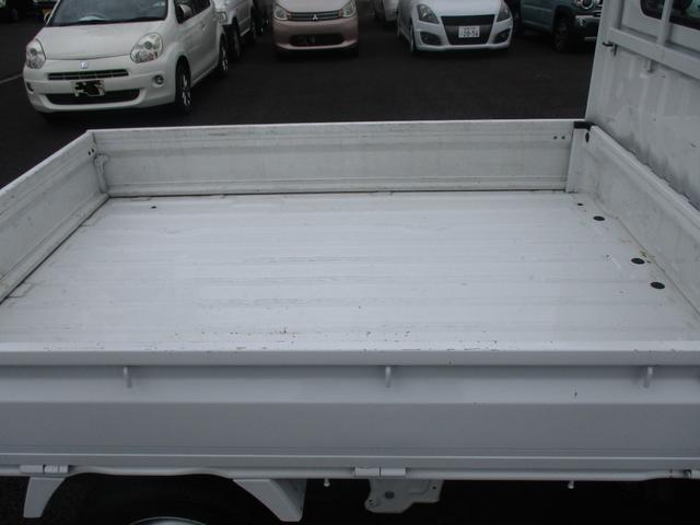 キャリイトラック KU KUエアコン・パワステ(地区限定車)エアコン、パワーステアリング、フロア5MT、パートタイム4WD高低二段切替式 (後輪駆動ベース)、シルキーシルバーメタリック(18枚目)