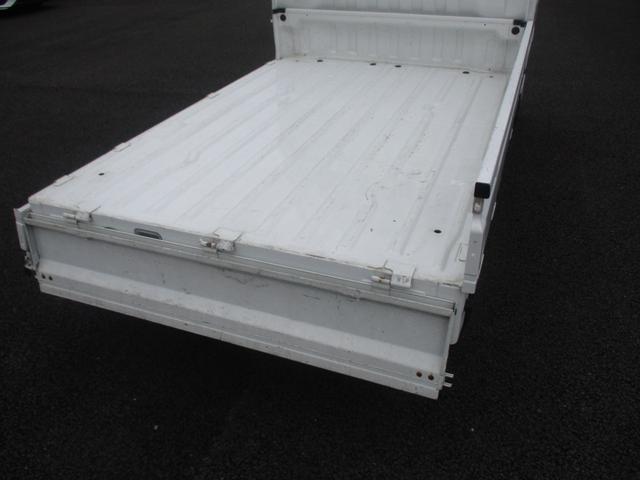 キャリイトラック KU KUエアコン・パワステ(地区限定車)エアコン、パワーステアリング、フロア5MT、パートタイム4WD高低二段切替式 (後輪駆動ベース)、シルキーシルバーメタリック(21枚目)