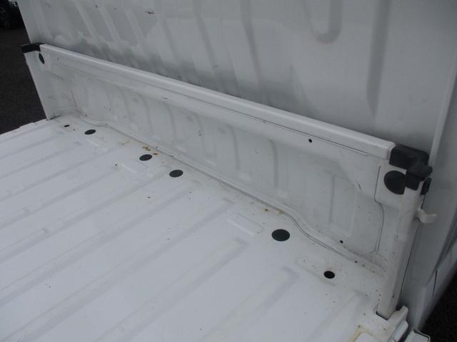 キャリイトラック KU KUエアコン・パワステ(地区限定車)エアコン、パワーステアリング、フロア5MT、パートタイム4WD高低二段切替式 (後輪駆動ベース)、シルキーシルバーメタリック(24枚目)