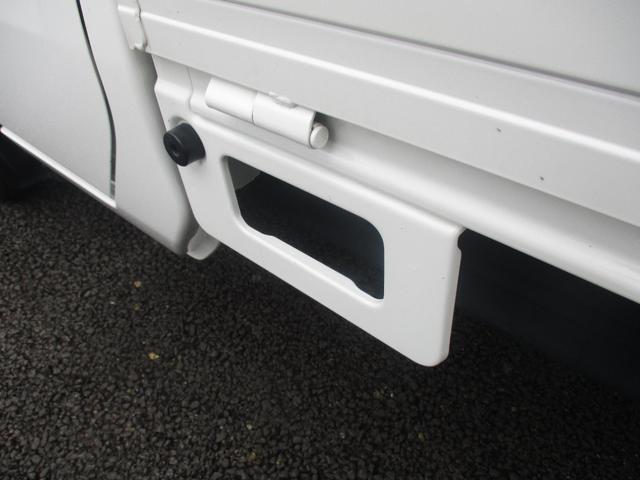 キャリイトラック KU KUエアコン・パワステ(地区限定車)エアコン、パワーステアリング、フロア5MT、パートタイム4WD高低二段切替式 (後輪駆動ベース)、シルキーシルバーメタリック(27枚目)