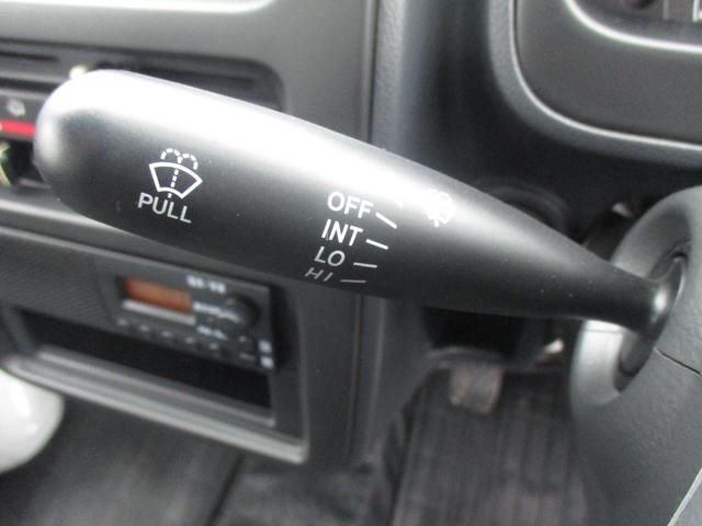 キャリイトラック KU KUエアコン・パワステ(地区限定車)エアコン、パワーステアリング、フロア5MT、パートタイム4WD高低二段切替式 (後輪駆動ベース)、シルキーシルバーメタリック(32枚目)