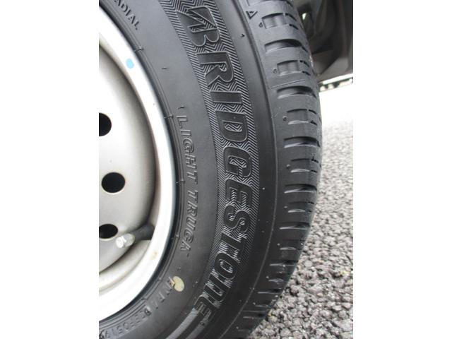 キャリイトラック KU KUエアコン・パワステ(地区限定車)エアコン、パワーステアリング、フロア5MT、パートタイム4WD高低二段切替式 (後輪駆動ベース)、シルキーシルバーメタリック(60枚目)