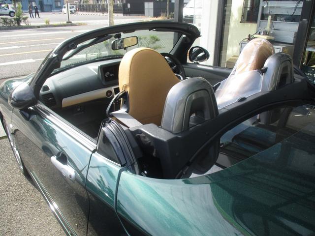 ☆助手席☆【電動開閉式ルーフ「アクティブトップ」】ルーフの解除・施錠および開閉スイッチです。オープンスポーツカーならではの爽快感と開放感が楽しめます。