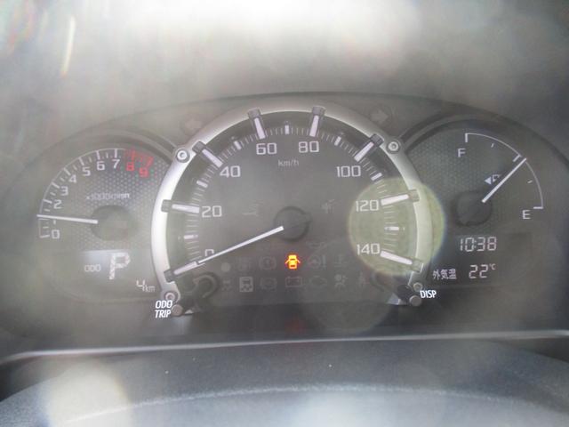 【自発光式３眼メーター】スピードメーターが中央に配置された、機能的な３眼メーター！エンジン始動時に指針がスイングし、走りへの期待を高めてくれます。