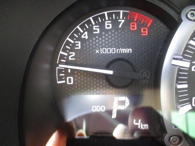 【自発光式３眼メーター】スピードメーターが中央に配置された、機能的な３眼メーター！エンジン始動時に指針がスイングし、走りへの期待を高めてくれます。