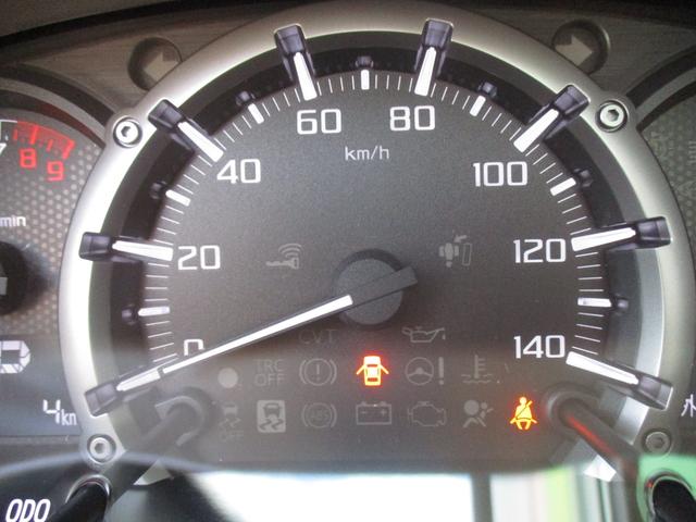 【自発光式３眼メーター】スピードメーターが中央に配置された、機能的な３眼メーター！エンジン始動時に指針がスイングし、走りへの期待を高めてくれます。