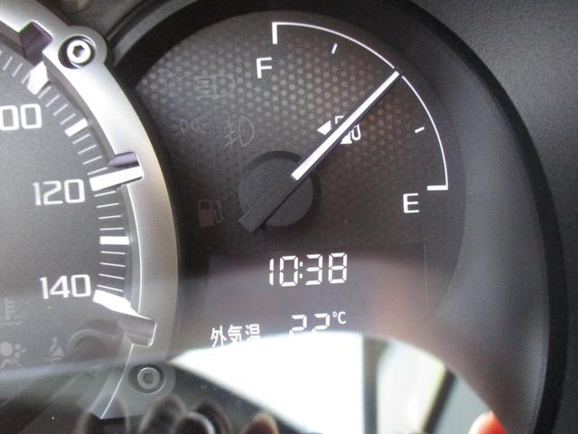 【自発光式３眼メーター】スピードメーターが中央に配置された、機能的な３眼メーター！エンジン始動時に指針がスイングし、走りへの期待を高めてくれます。