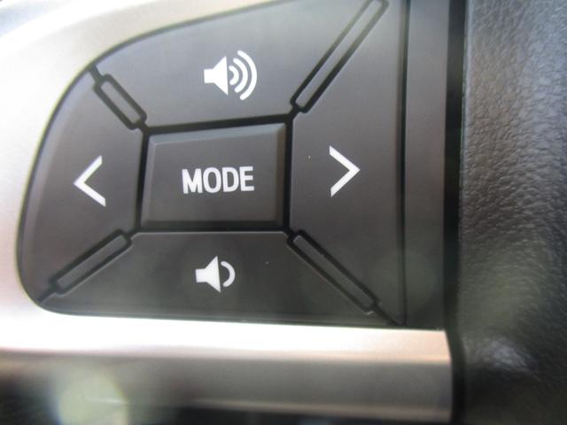 【自発光式３眼メーター】スピードメーターが中央に配置された、機能的な３眼メーター！エンジン始動時に指針がスイングし、走りへの期待を高めてくれます。