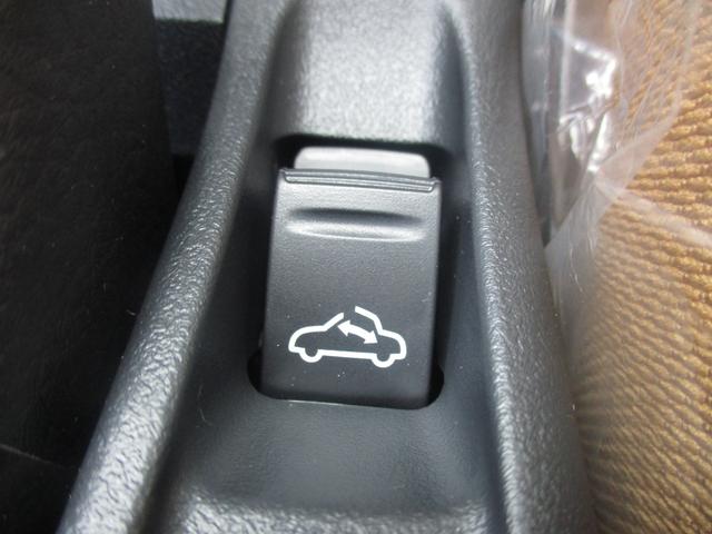 【電動開閉式ルーフ「アクティブトップ」】ルーフの解除・施錠および開閉スイッチです。オープンスポーツカーならではの爽快感と開放感が楽しめます。
