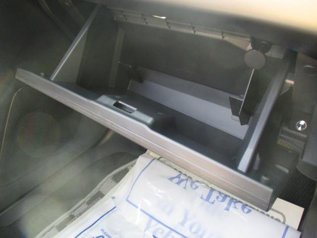 【収納スペース】助手席前には、収納スペースがあります。こちらのグローブボックスには、車検証ブックを収納するのにぴったりです。セキュリティ面も安心です。