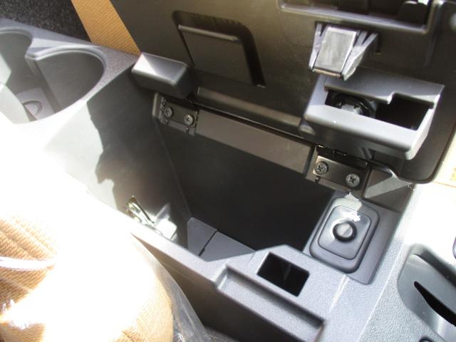 【収納スペース】シート中央には、収納スペースがあります。こちらのセンターコンソールボックスは、キーロック機能付きです。ドリンクホルダーも２つついています。