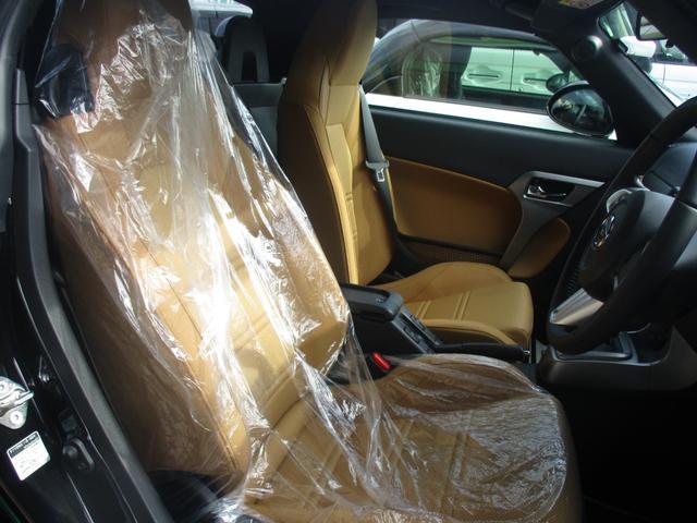 【ヘッドレスト一体型スポーツシート】座面と背面を温め、寒冷時のオープン走行を快適にするシートヒーターを標準装備しています。