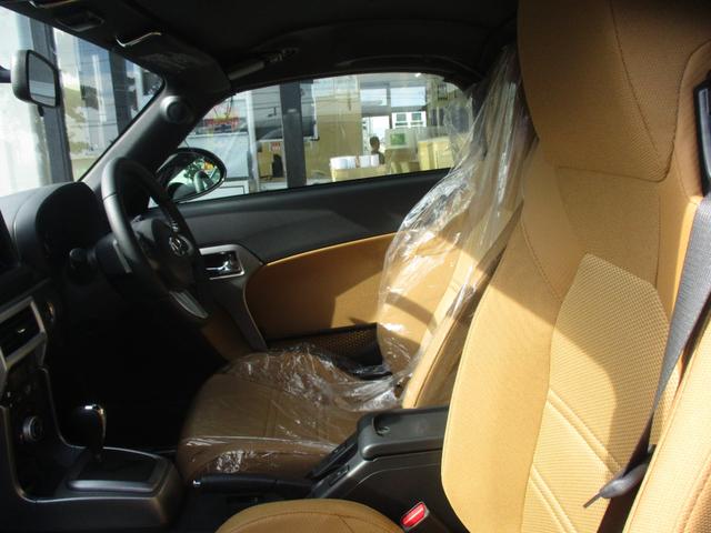 【ヘッドレスト一体型スポーツシート】座面と背面を温め、寒冷時のオープン走行を快適にするシートヒーターを標準装備しています。