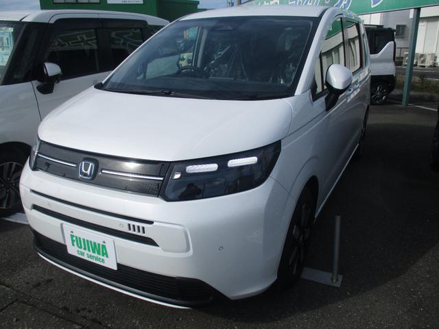 フリード ｅ：ＨＥＶエアー　ＥＸ　スマートキー、衝突防止機能、両側電動スライドドア、ステアリングスイッチ、電子パーキング、オートライト、シートヒーター、ステアリングヒーター、バックカメラ、リアエアコン、３列シート、コネクト機能（2枚目）