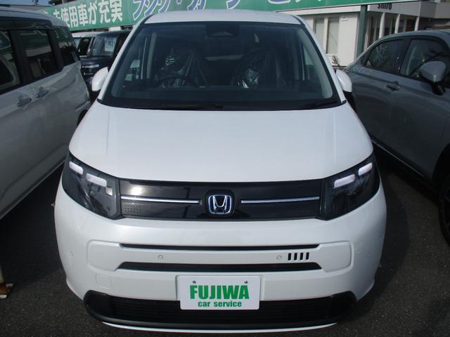 フリード ｅ：ＨＥＶエアー　ＥＸ　スマートキー、衝突防止機能、両側電動スライドドア、ステアリングスイッチ、電子パーキング、オートライト、シートヒーター、ステアリングヒーター、バックカメラ、リアエアコン、３列シート、コネクト機能（3枚目）