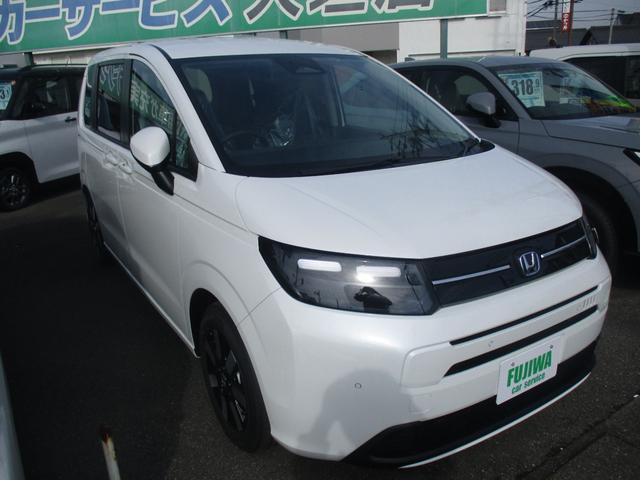 フリード ｅ：ＨＥＶエアー　ＥＸ　スマートキー、衝突防止機能、両側電動スライドドア、ステアリングスイッチ、電子パーキング、オートライト、シートヒーター、ステアリングヒーター、バックカメラ、リアエアコン、３列シート、コネクト機能（4枚目）