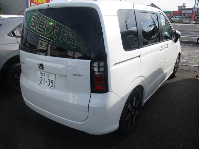 フリード ｅ：ＨＥＶエアー　ＥＸ　スマートキー、衝突防止機能、両側電動スライドドア、ステアリングスイッチ、電子パーキング、オートライト、シートヒーター、ステアリングヒーター、バックカメラ、リアエアコン、３列シート、コネクト機能（10枚目）