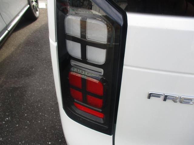 フリード ｅ：ＨＥＶエアー　ＥＸ　スマートキー、衝突防止機能、両側電動スライドドア、ステアリングスイッチ、電子パーキング、オートライト、シートヒーター、ステアリングヒーター、バックカメラ、リアエアコン、３列シート、コネクト機能（11枚目）