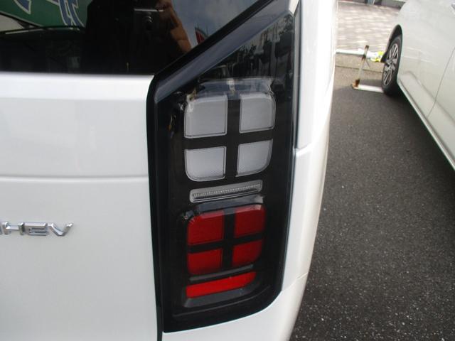 フリード ｅ：ＨＥＶエアー　ＥＸ　スマートキー、衝突防止機能、両側電動スライドドア、ステアリングスイッチ、電子パーキング、オートライト、シートヒーター、ステアリングヒーター、バックカメラ、リアエアコン、３列シート、コネクト機能（12枚目）