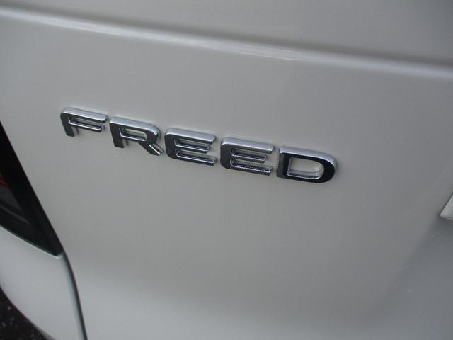 フリード ｅ：ＨＥＶエアー　ＥＸ　スマートキー、衝突防止機能、両側電動スライドドア、ステアリングスイッチ、電子パーキング、オートライト、シートヒーター、ステアリングヒーター、バックカメラ、リアエアコン、３列シート、コネクト機能（13枚目）