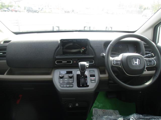 フリード ｅ：ＨＥＶエアー　ＥＸ　スマートキー、衝突防止機能、両側電動スライドドア、ステアリングスイッチ、電子パーキング、オートライト、シートヒーター、ステアリングヒーター、バックカメラ、リアエアコン、３列シート、コネクト機能（15枚目）