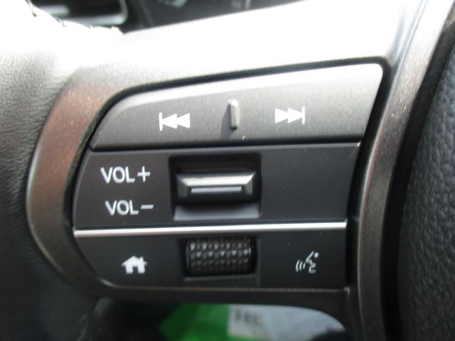 フリード ｅ：ＨＥＶエアー　ＥＸ　スマートキー、衝突防止機能、両側電動スライドドア、ステアリングスイッチ、電子パーキング、オートライト、シートヒーター、ステアリングヒーター、バックカメラ、リアエアコン、３列シート、コネクト機能（20枚目）