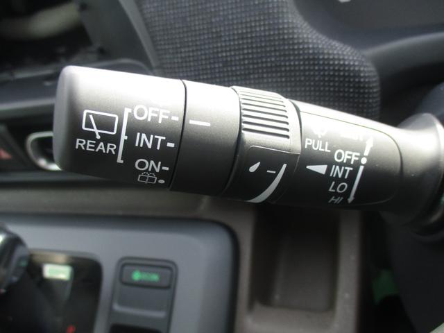 フリード ｅ：ＨＥＶエアー　ＥＸ　スマートキー、衝突防止機能、両側電動スライドドア、ステアリングスイッチ、電子パーキング、オートライト、シートヒーター、ステアリングヒーター、バックカメラ、リアエアコン、３列シート、コネクト機能（22枚目）