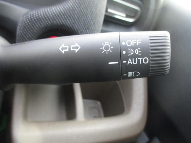 フリード ｅ：ＨＥＶエアー　ＥＸ　スマートキー、衝突防止機能、両側電動スライドドア、ステアリングスイッチ、電子パーキング、オートライト、シートヒーター、ステアリングヒーター、バックカメラ、リアエアコン、３列シート、コネクト機能（23枚目）