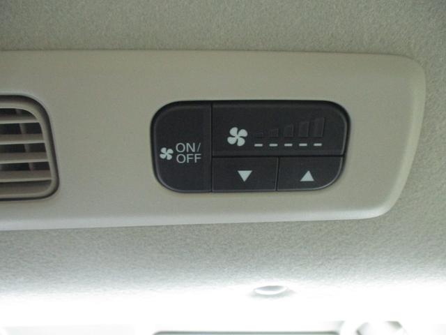 フリード ｅ：ＨＥＶエアー　ＥＸ　スマートキー、衝突防止機能、両側電動スライドドア、ステアリングスイッチ、電子パーキング、オートライト、シートヒーター、ステアリングヒーター、バックカメラ、リアエアコン、３列シート、コネクト機能（26枚目）